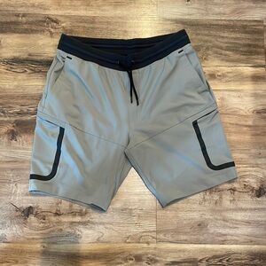 Men’s Under Armour pocketed shorts